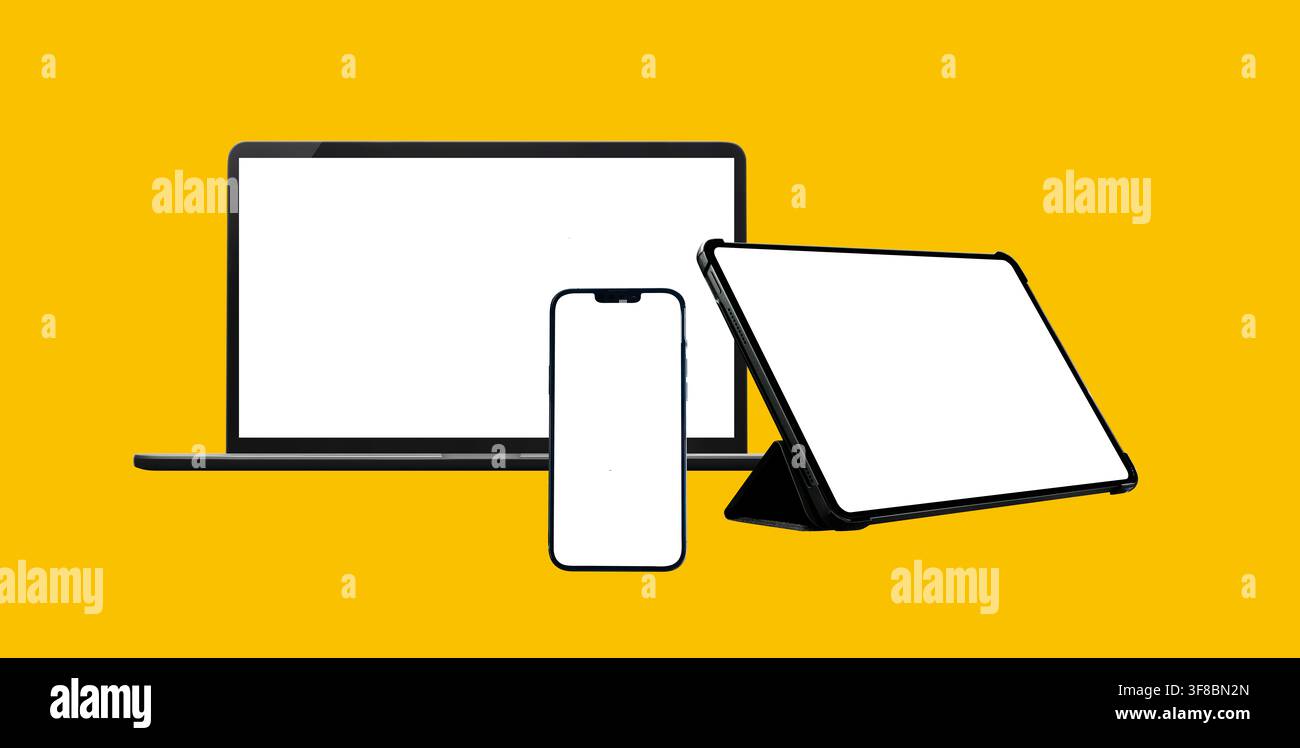 Set di mockup multipli di dispositivi tra cui laptop, smartphone e tablet con schermi vuoti su sfondo giallo Foto Stock