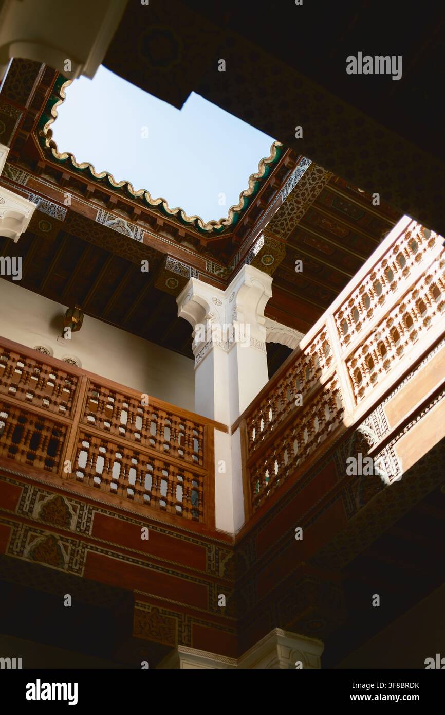 Interno storico con architettura islamica ornata Foto Stock