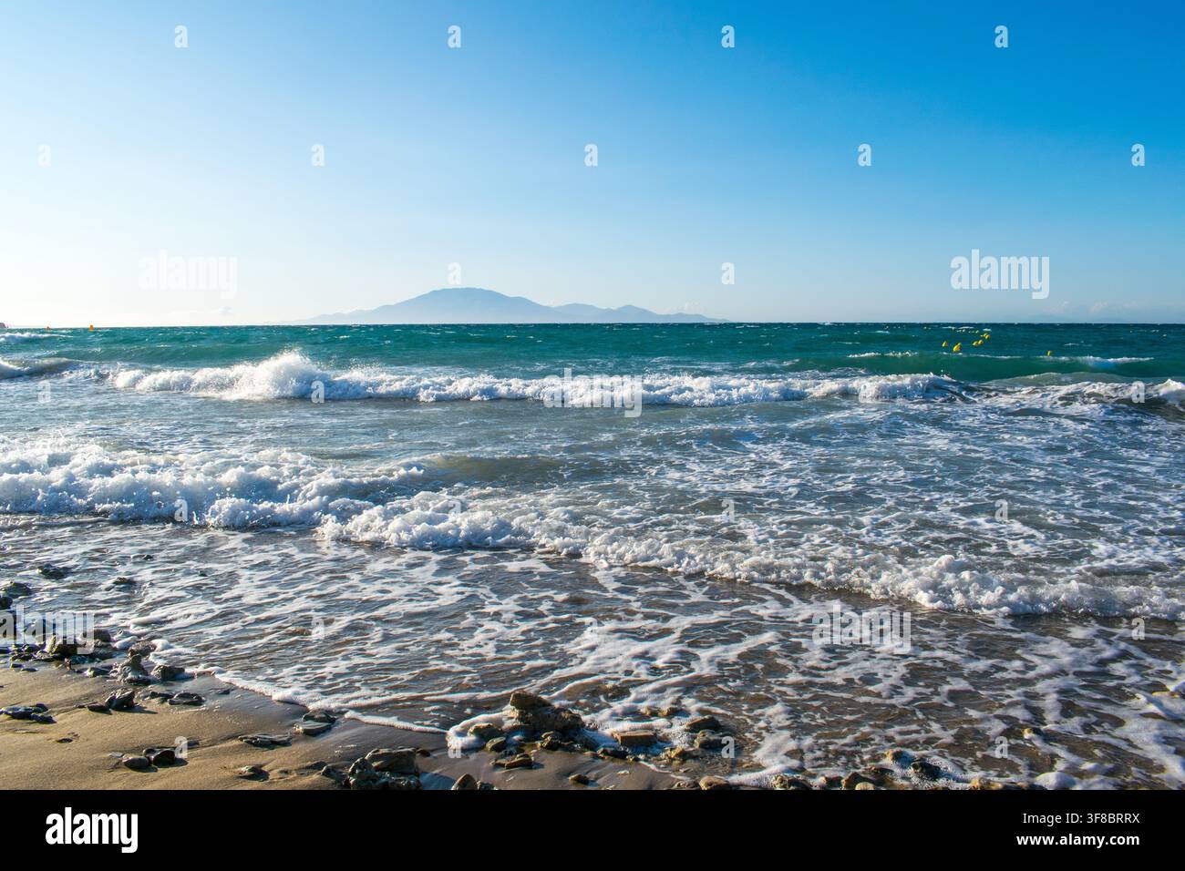 Onde che si infrangono sulla linea costiera di una spiaggia a Zante, Grecia Foto Stock