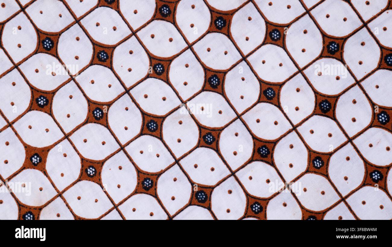 Fondo in tessuto con motivo batik tradizionale marrone e bianco, adatto per sfondo tessile, design culturale, abbigliamento, artigianato e motivo decorativo Foto Stock