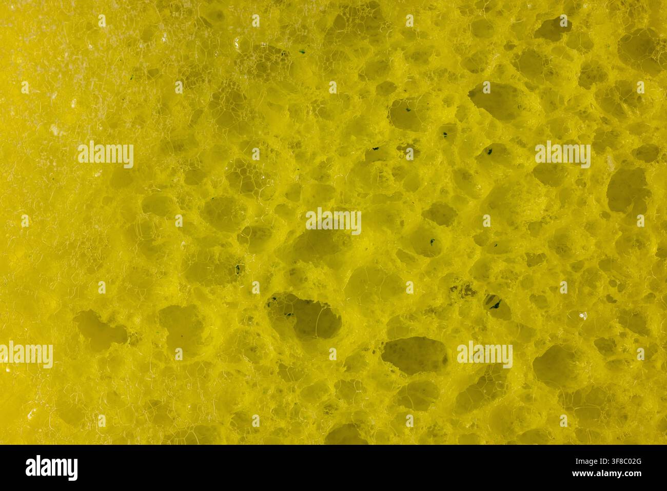 Una spugna per la pulizia gialla con bolle di sapone. Foto Stock