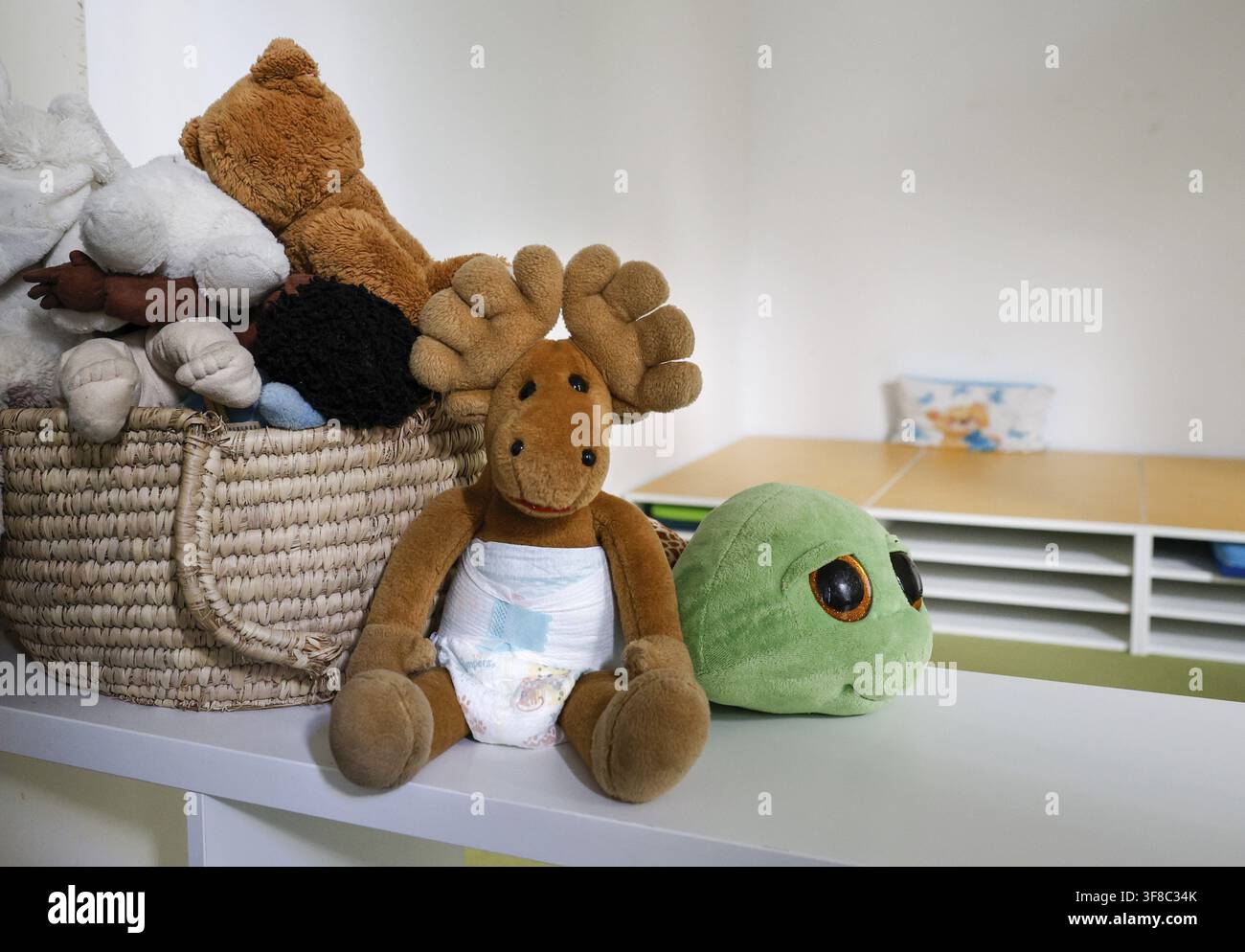 Giocattoli morbidi in un asilo nido, alce con pannolino, Berlino, 11.08.2026, Germania Foto Stock