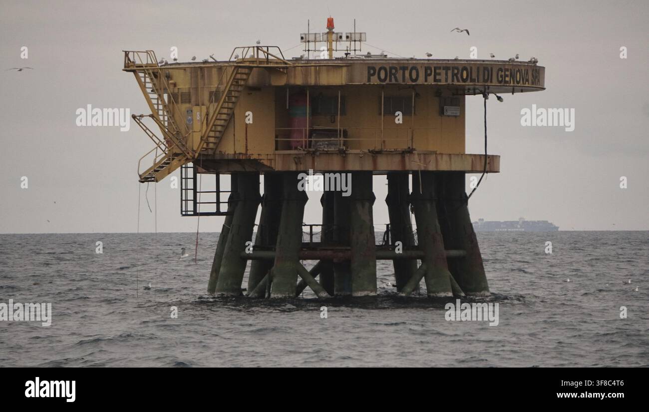 Stazione di trasferimento petrolifero offshore abbandonata denominata 'Porto Petroli di Genova' si trova nell'oceano circondata da gabbiani. Italia Foto Stock