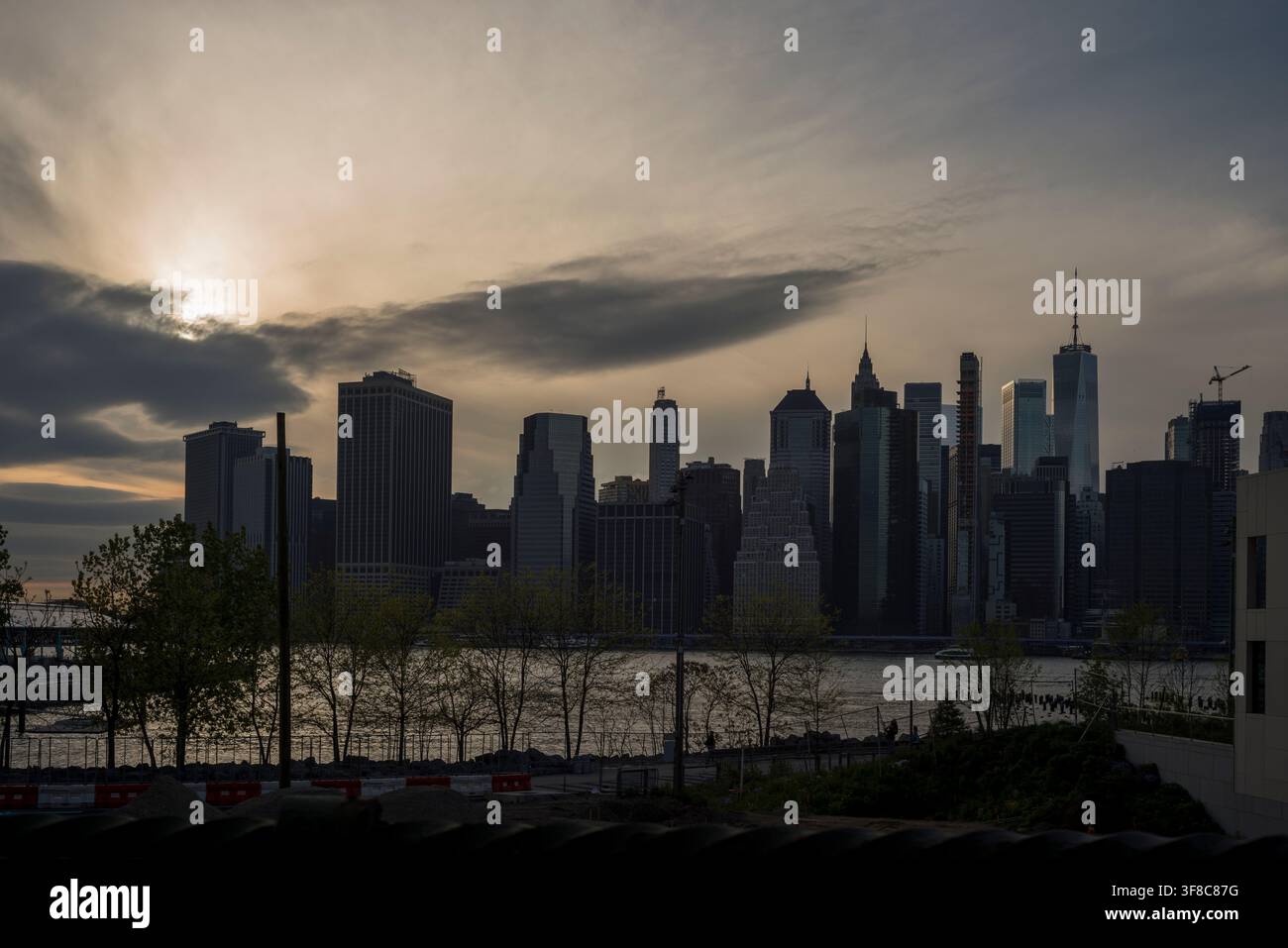 Il tramonto di Coudy getta un bagliore oro-grigio sul centro finanziario di New York City Foto Stock