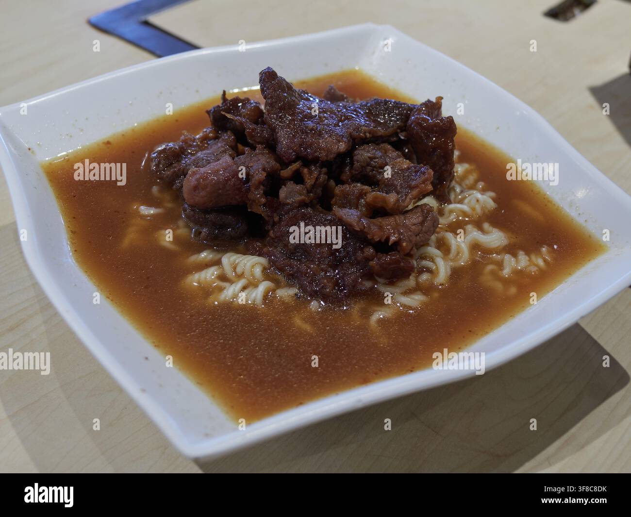Mie istantanee al manzo satay in stile Hong Kong Foto Stock