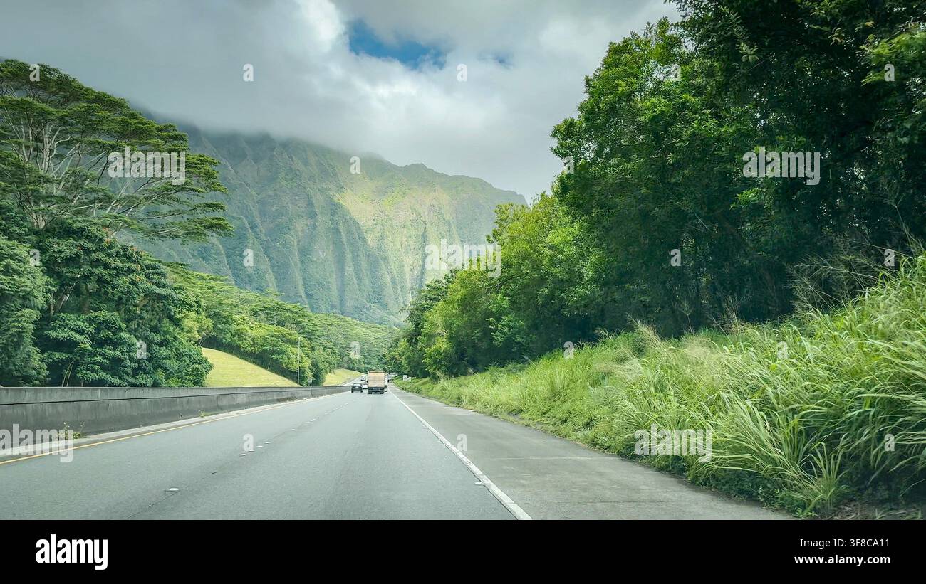 Vista stradale dell'autostrada Interstate H-3 chiamata John A. Burns Freeway, che procede verso ovest sull'isola hawaiana di Oahu, USA Foto Stock