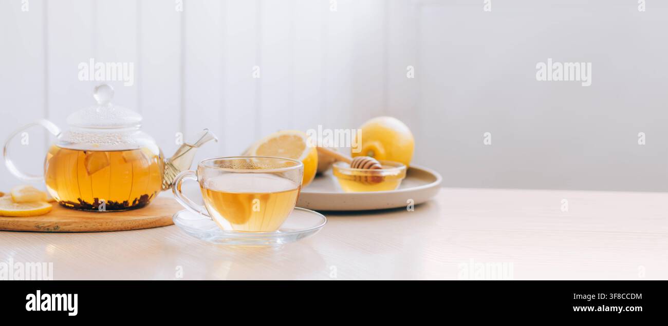 Bevanda calda al tè con radice di zenzero, limone e miele per il trattamento e la prevenzione del raffreddore Foto Stock