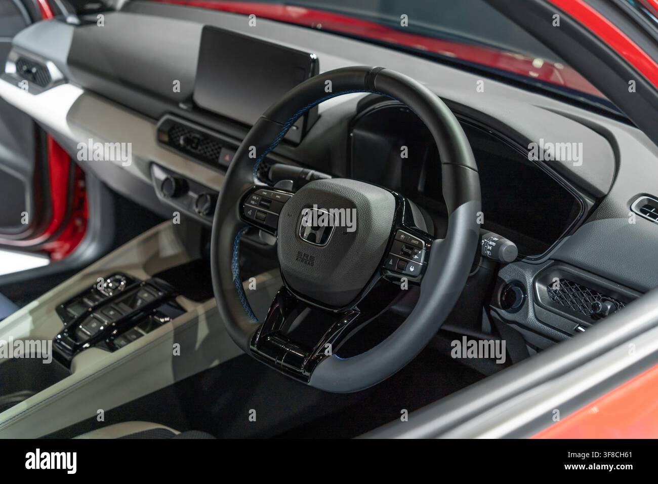 Kuala Lumpur, Malesia - 19 giugno 2026: Vista interna della Honda Prelude che mostra il suo moderno abitacolo con guida a destra, volante multifunzione Foto Stock