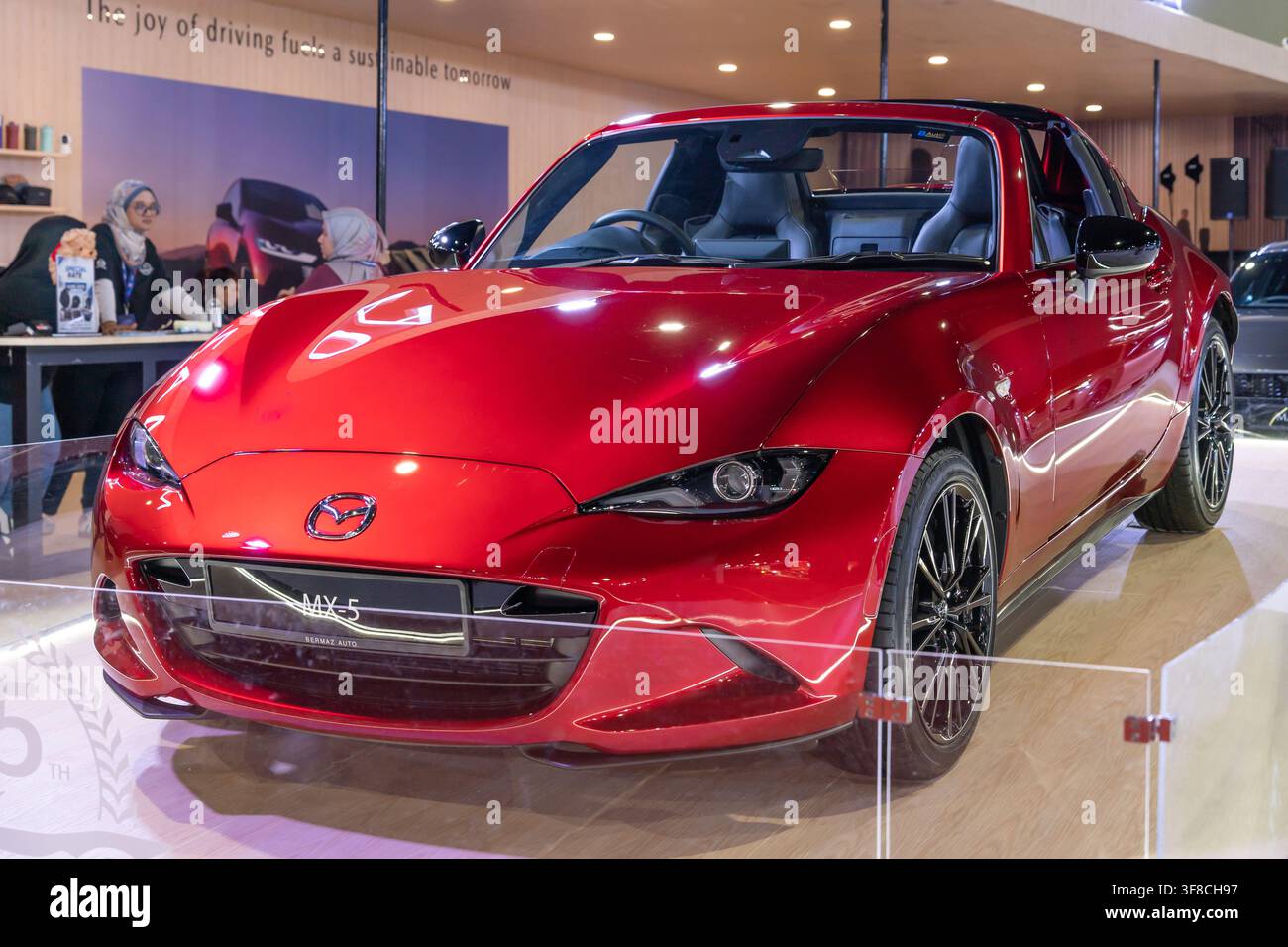 Kuala Lumpur, Malesia - 19 giugno 2026: Mazda MX-5 rossa esposta al Salone internazionale dell'auto di Kuala Lumpur (KLIMS), che mostra il suo elegante design a due posti Foto Stock