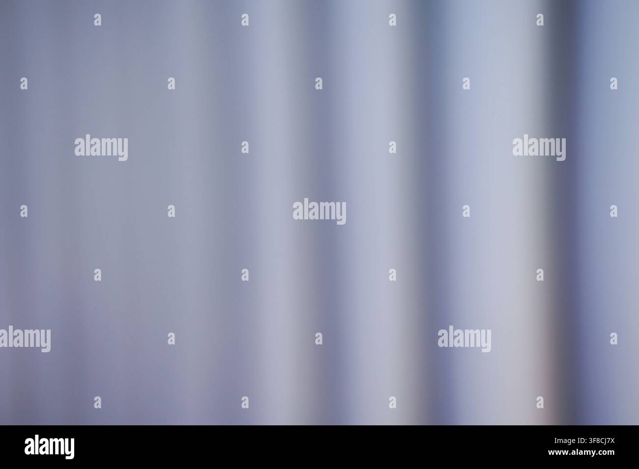Linee verticali morbide e sfocate creano uno sfondo astratto minimalista con sfumature viola e grigie. Ideale per sfondi digitali sottili o prese Foto Stock