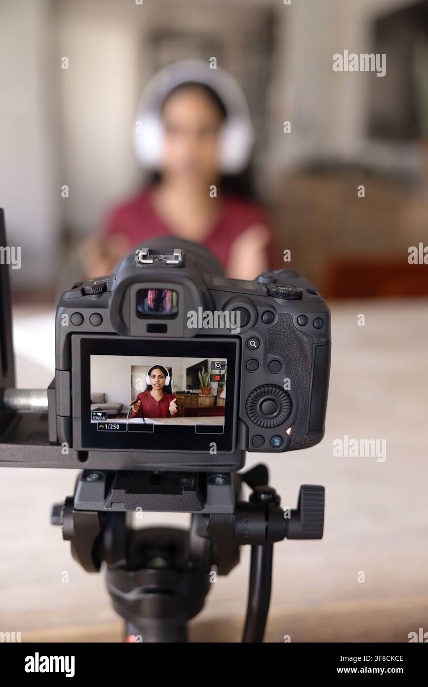 Fotocamera che registra una donna che parla durante una sessione video online, primo piano Foto Stock