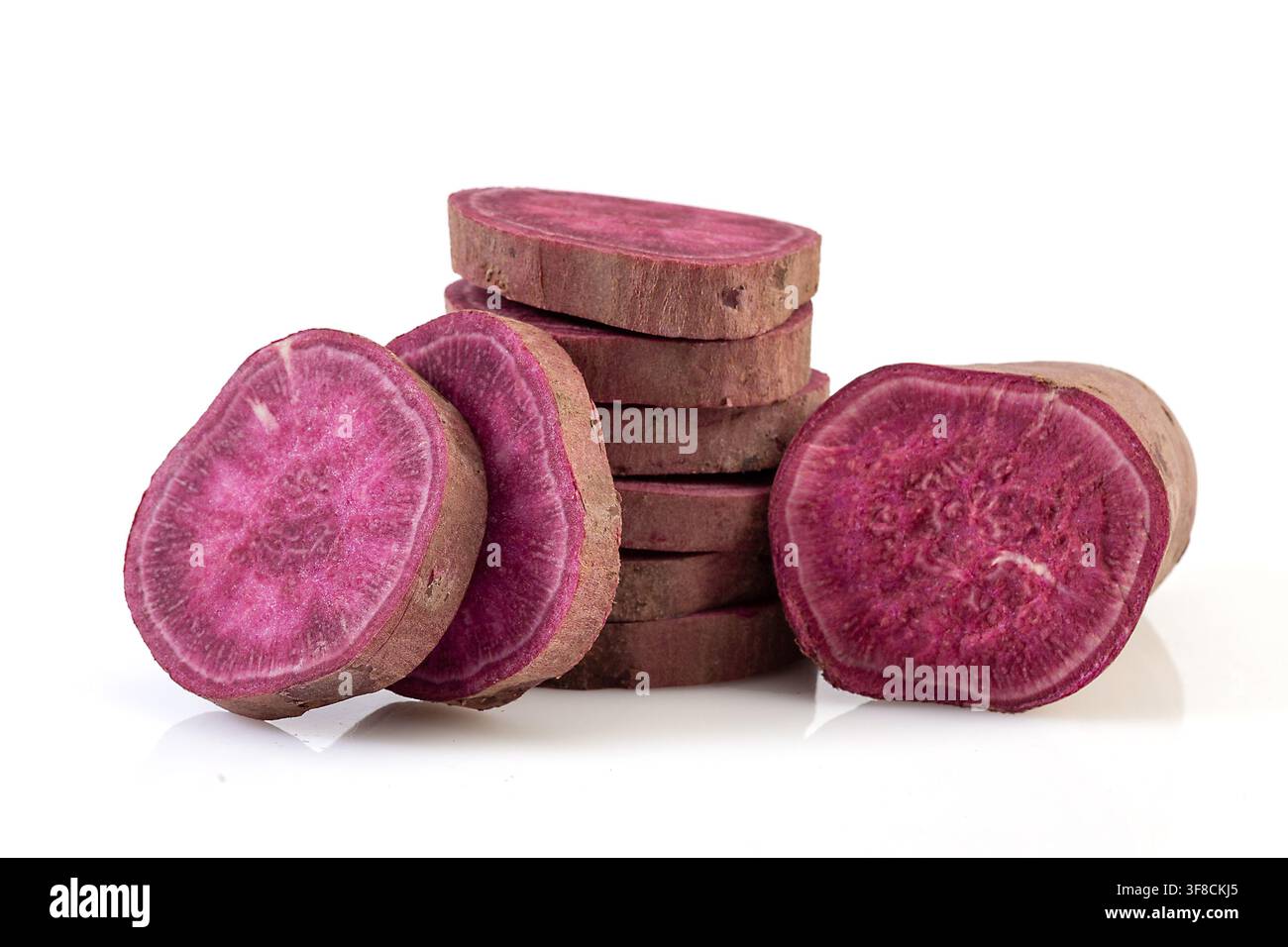 Patate dolci viola crude intere e tagliate Foto Stock