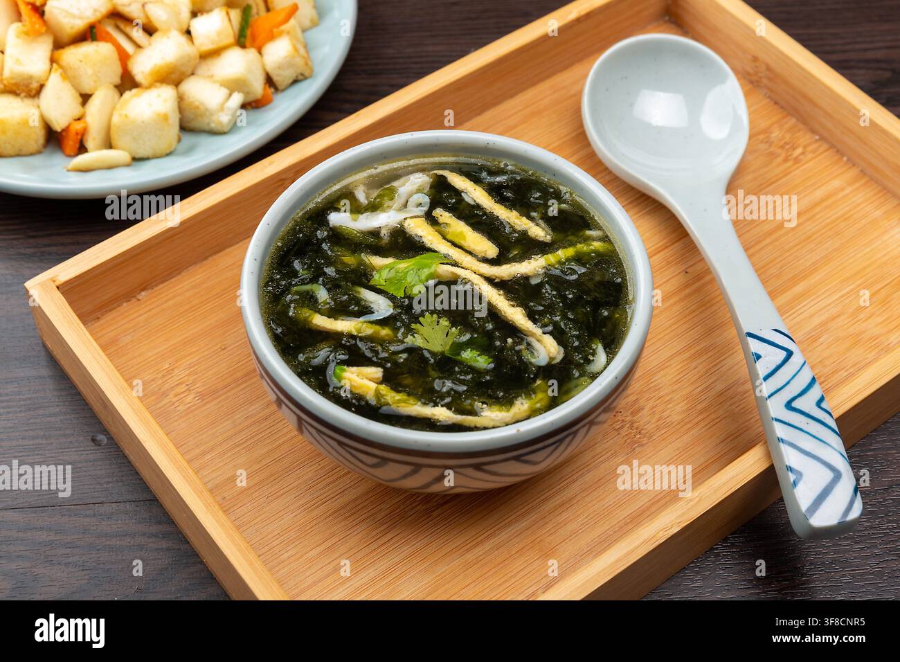 Zuppa cinese di gamberetti e alghe con gamberetti essiccati e alghe Foto Stock