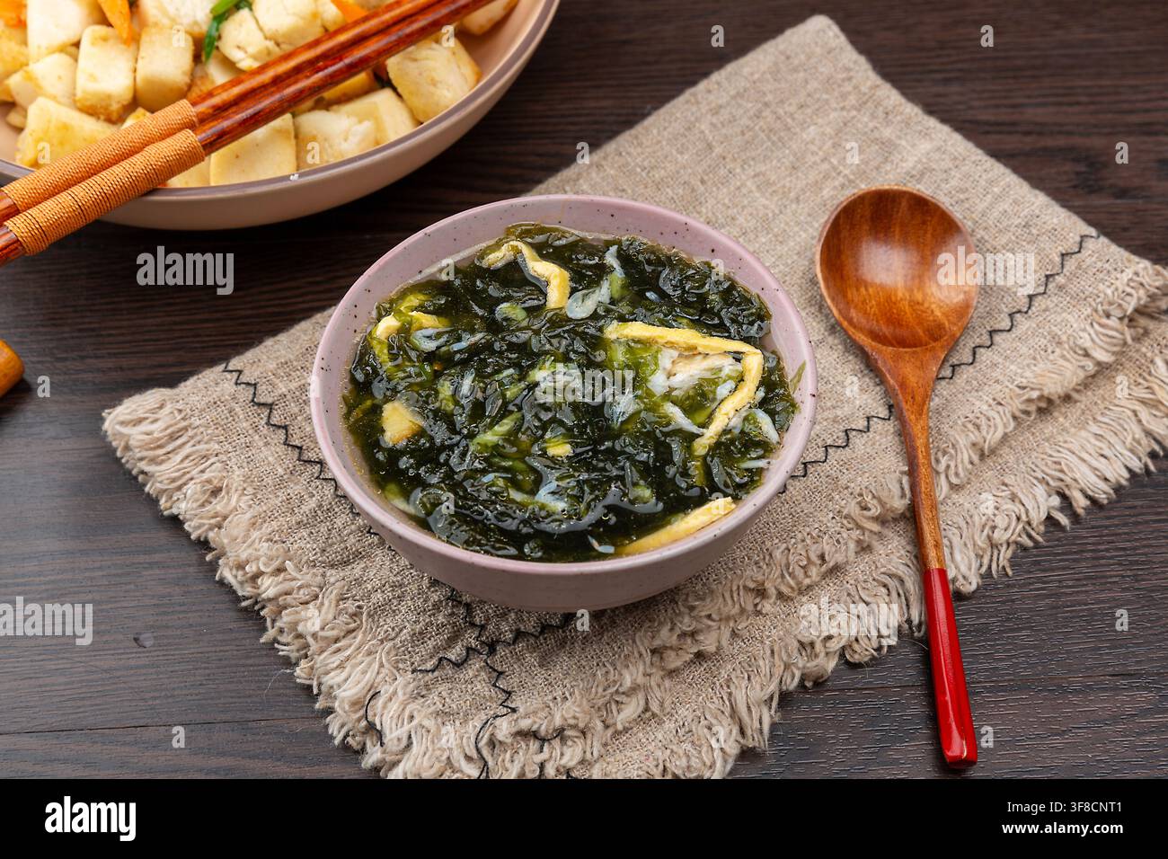 Zuppa cinese di gamberetti e alghe con gamberetti essiccati e alghe Foto Stock