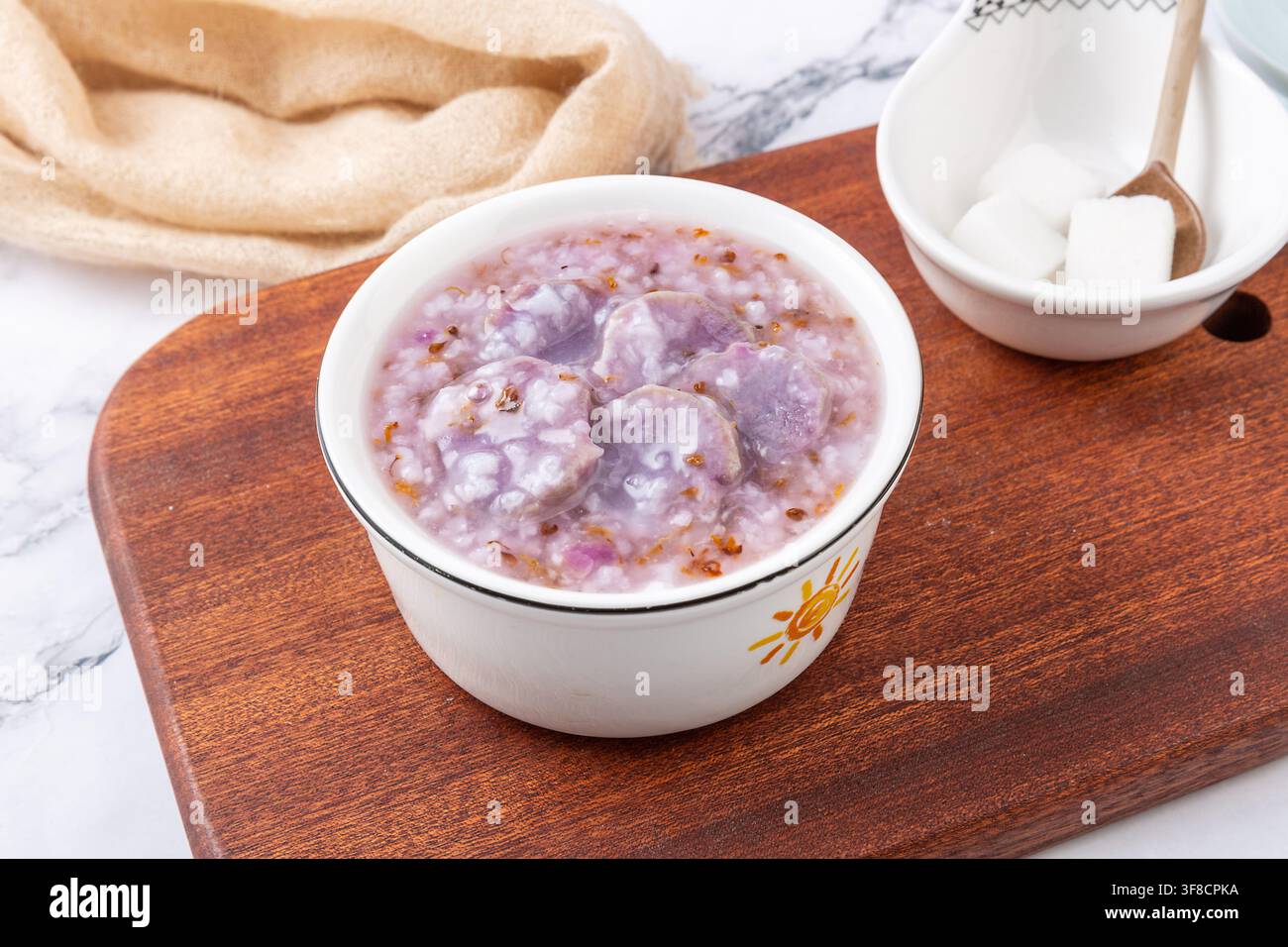 Porridge di patate dolci viola dolce guarnito con fiori di Osmanthus Foto Stock
