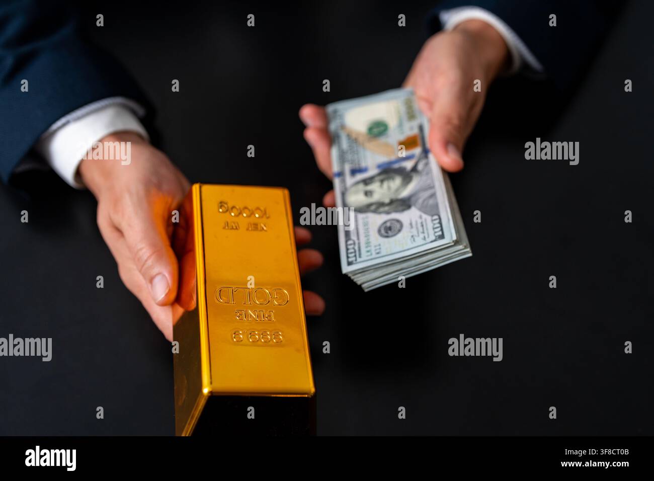 L'investimento aziendale favorisce i preziosi lingotti d'oro. Il capitale aziendale ottiene un valore di mercato sicuro. L'investitore sviluppa ricchezza aziendale attraverso l'oro. Mani Foto Stock