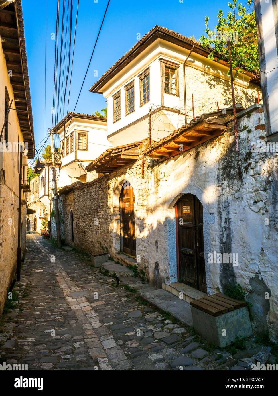 Casa in pietra in una strada stretta nel quartiere storico di Mangalem - Berat, Albania Foto Stock