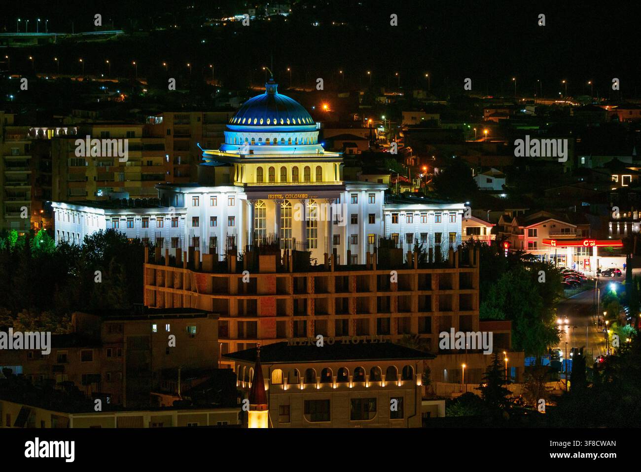 Hotel Columbus di notte nel quartiere di Mangalem - Berat, Albania Foto Stock