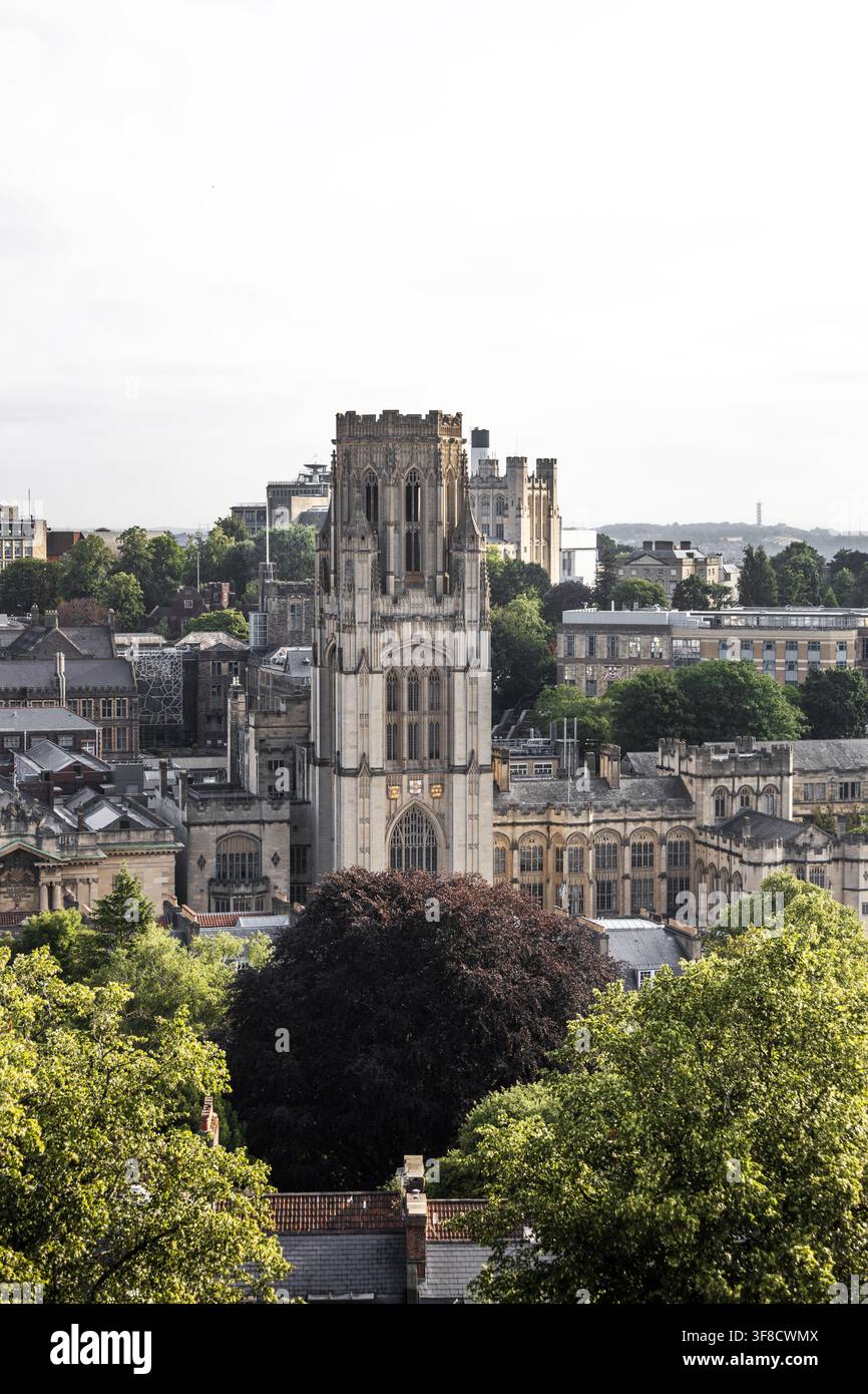 Vista aerea del Wills Memorial Building circondato da architettura universitaria storica e alberi rigogliosi a Bristol, Inghilterra, Regno Unito. Foto Stock