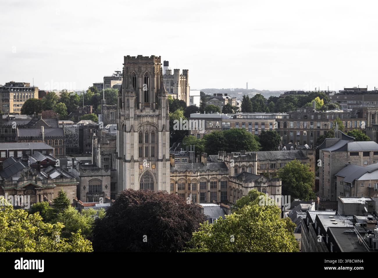 Vista aerea della torre storica del Wills Memorial Building che si erge sopra il campus dell'Università di Bristol, circondata da architettura urbana e verde Foto Stock