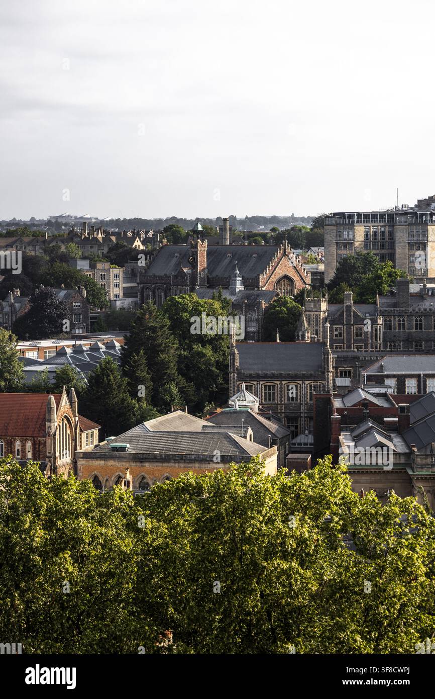 Vista aerea degli edifici storici del campus dell'Università di Bristol circondati da alberi verdi lussureggianti e architettura urbana a Bristol, Inghilterra, Regno Unito Foto Stock