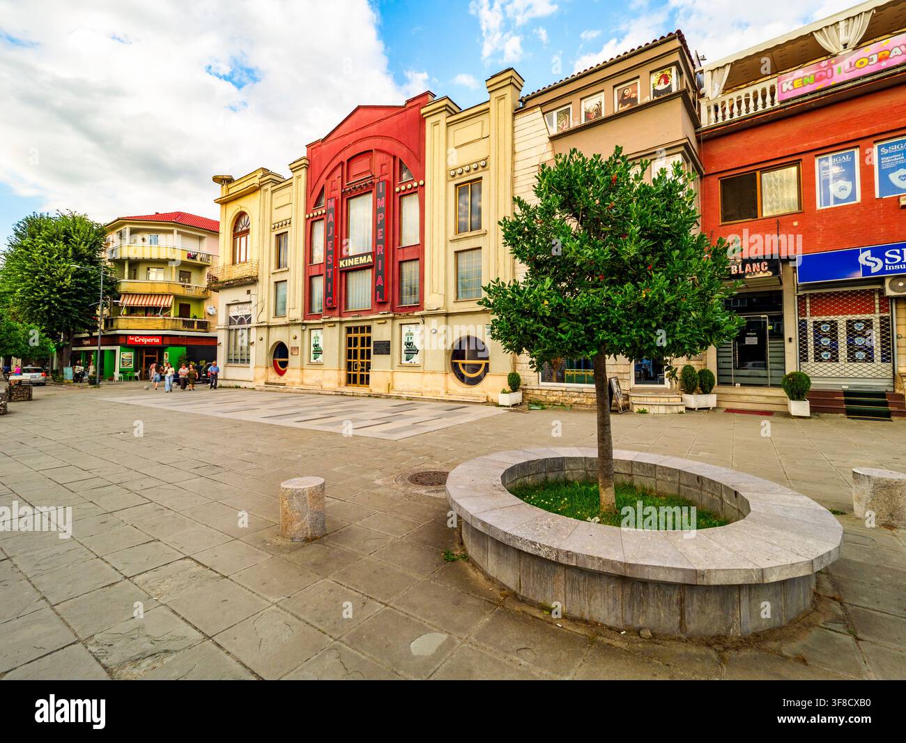 Kinema Majestik, monumento culturale storico inaugurato il 25 dicembre 1927. Situato su Bulevardi Republika, è uno dei primi e più rinomati teatri cinematografici costruiti appositamente in Albania, che riflette il ricco patrimonio artistico della città – Korce, Albania Foto Stock