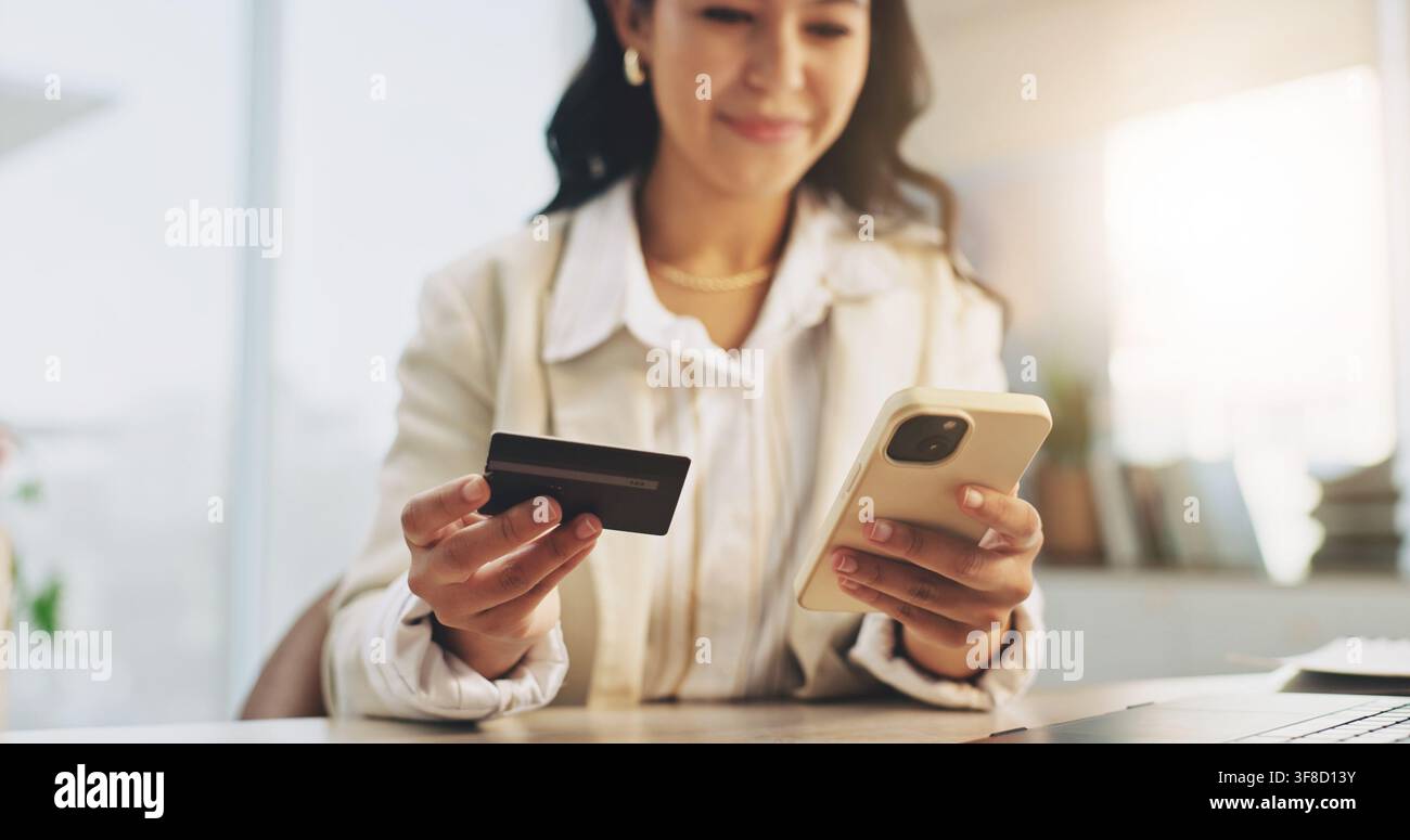 Telefono, shopping online e donna con carta di credito nel settore aziendale, bancario e dei dipendenti con iscrizione. E-commerce, transazione e persona felice con Foto Stock
