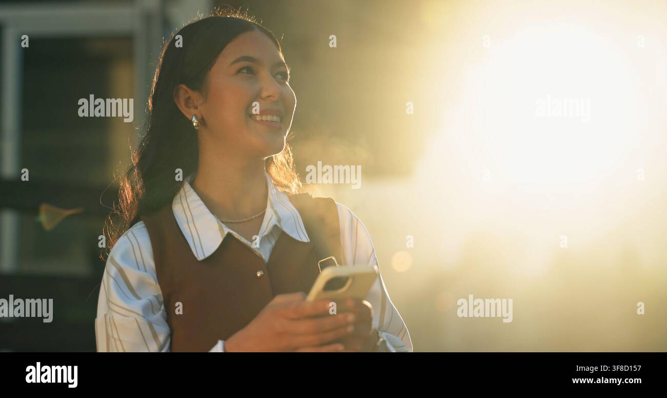 Telefono, pensiero e donna d'affari in città con email, feedback e messaggi di testo per il rapporto finanziario. Flare, felice e consulente finanziaria con cellulare per Foto Stock