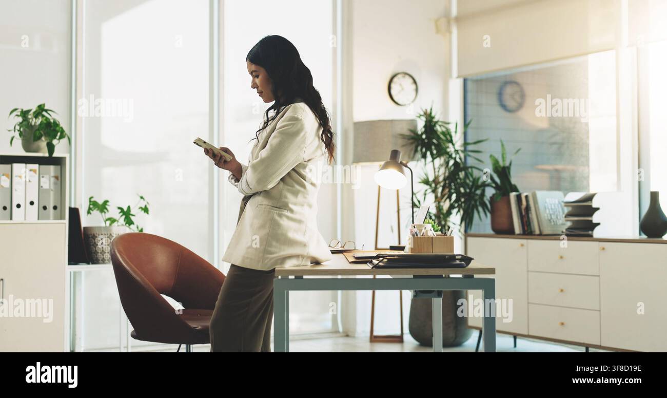 Telefono, contatto e donna d'affari in ufficio con messaggistica, comunicazione o networking finanziario. Tecnologia, lettura e responsabile finanziaria con cellulare Foto Stock