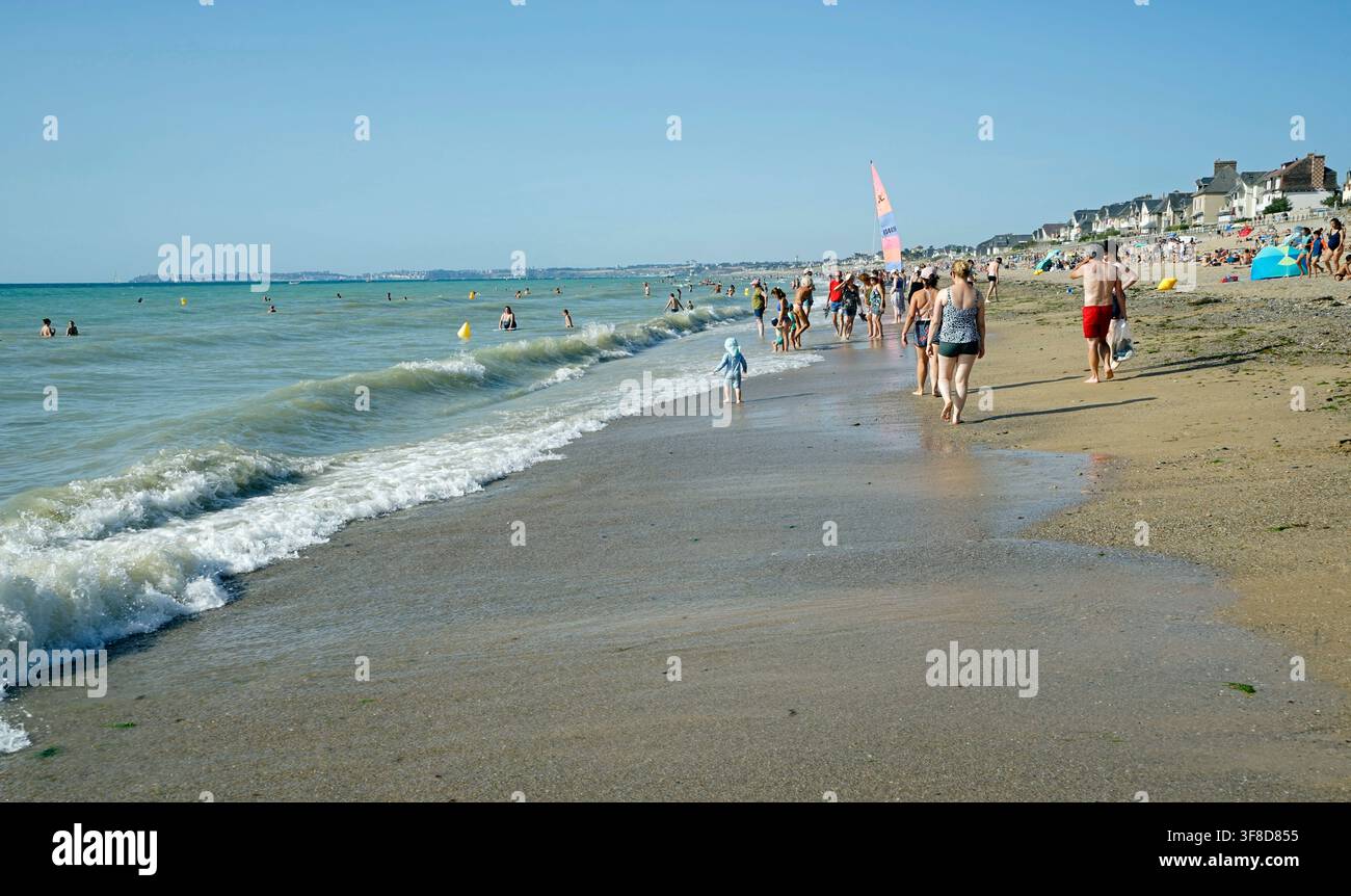 Una passeggiata e una nuotata alla spiaggia di Jullouville (Manche, Normandia, Francia). Foto Stock