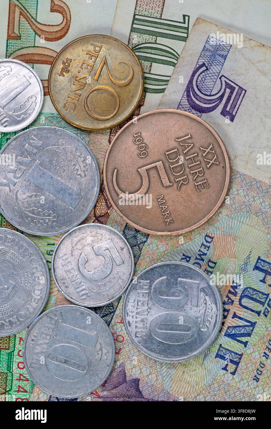 Valuta della Germania Est, monete e banconote Foto Stock