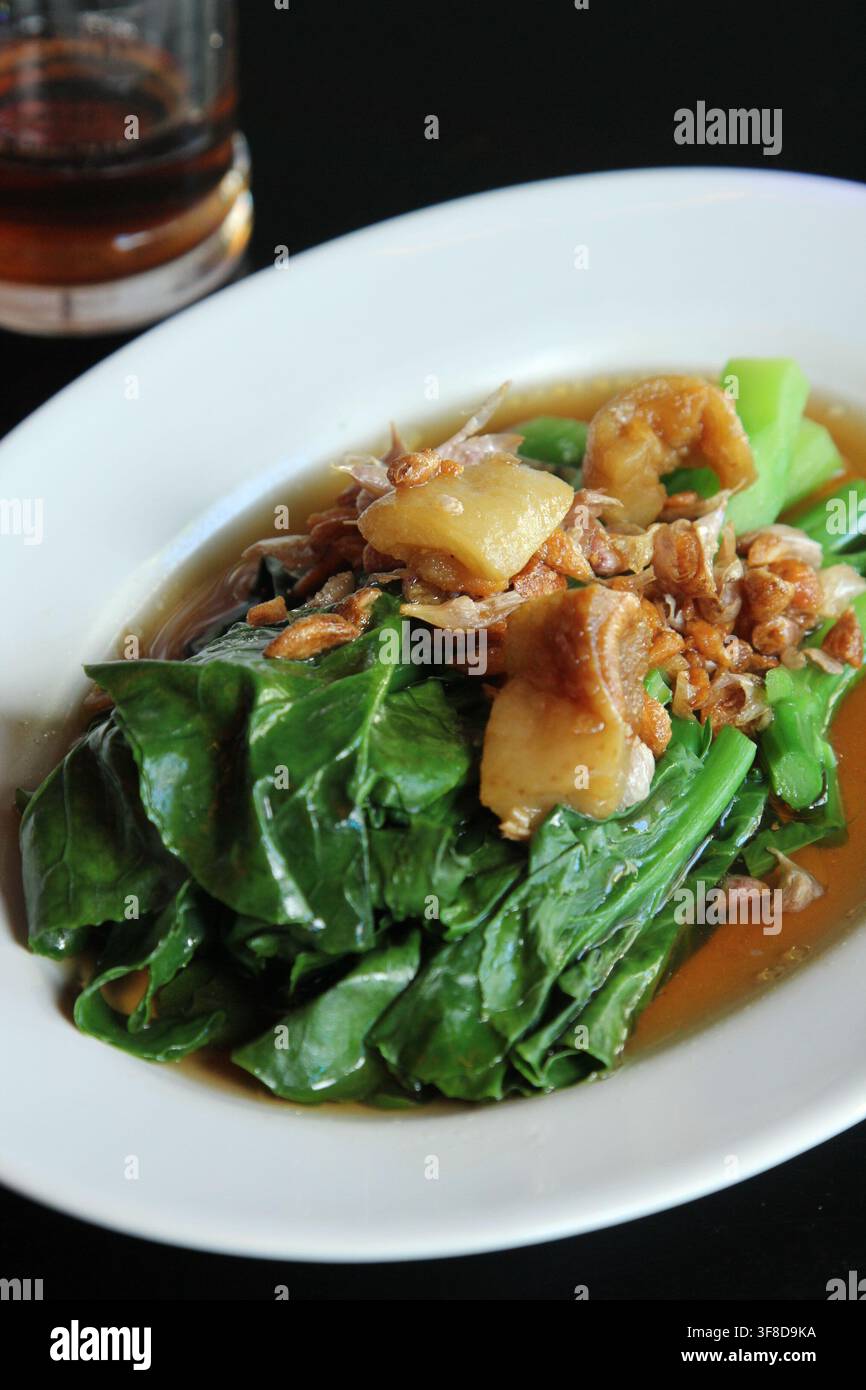 Broccolo cinese stir-fry tradizionale thailandese con aglio e salsa alle ostriche. Foto Stock