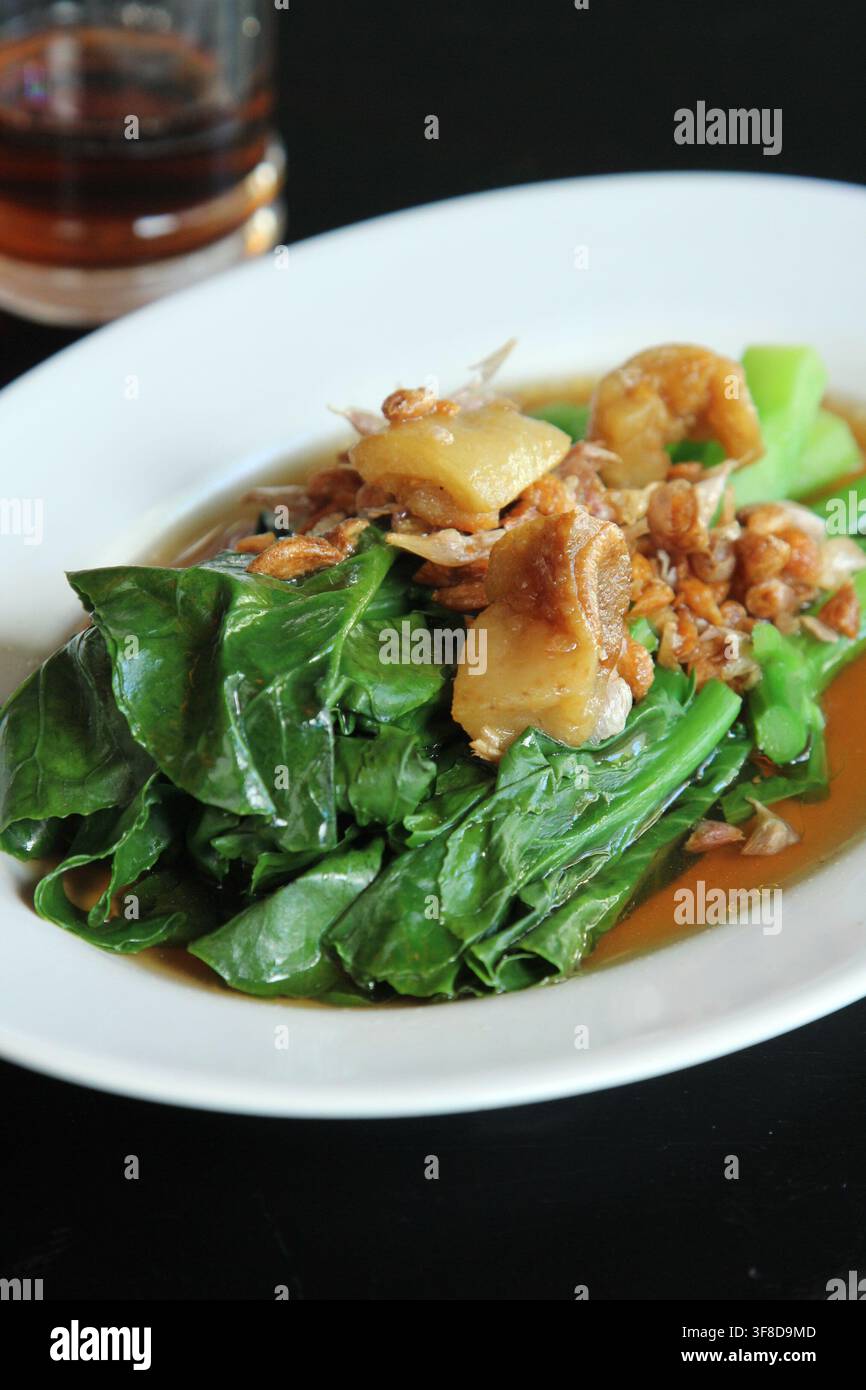 Broccolo cinese stir-fry tradizionale thailandese con aglio e salsa alle ostriche. Foto Stock