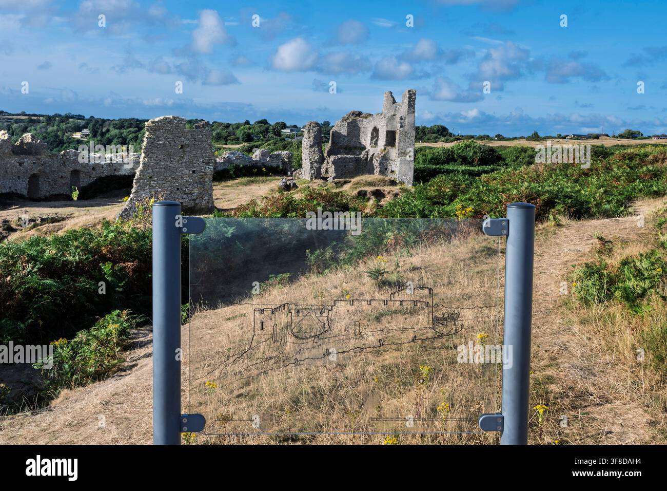 Il castello di Pennard sul Gower Coast Path è un percorso escursionistico panoramico di 38-46 miglia nel Galles del Sud che circonda la penisola di Gower – il primo design della Gran Bretagna Foto Stock