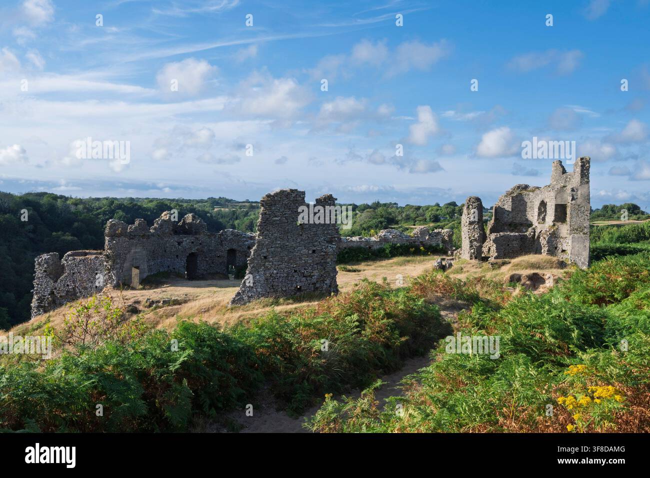 Il castello di Pennard sul Gower Coast Path è un percorso escursionistico panoramico di 38-46 miglia nel Galles del Sud che circonda la penisola di Gower – il primo design della Gran Bretagna Foto Stock