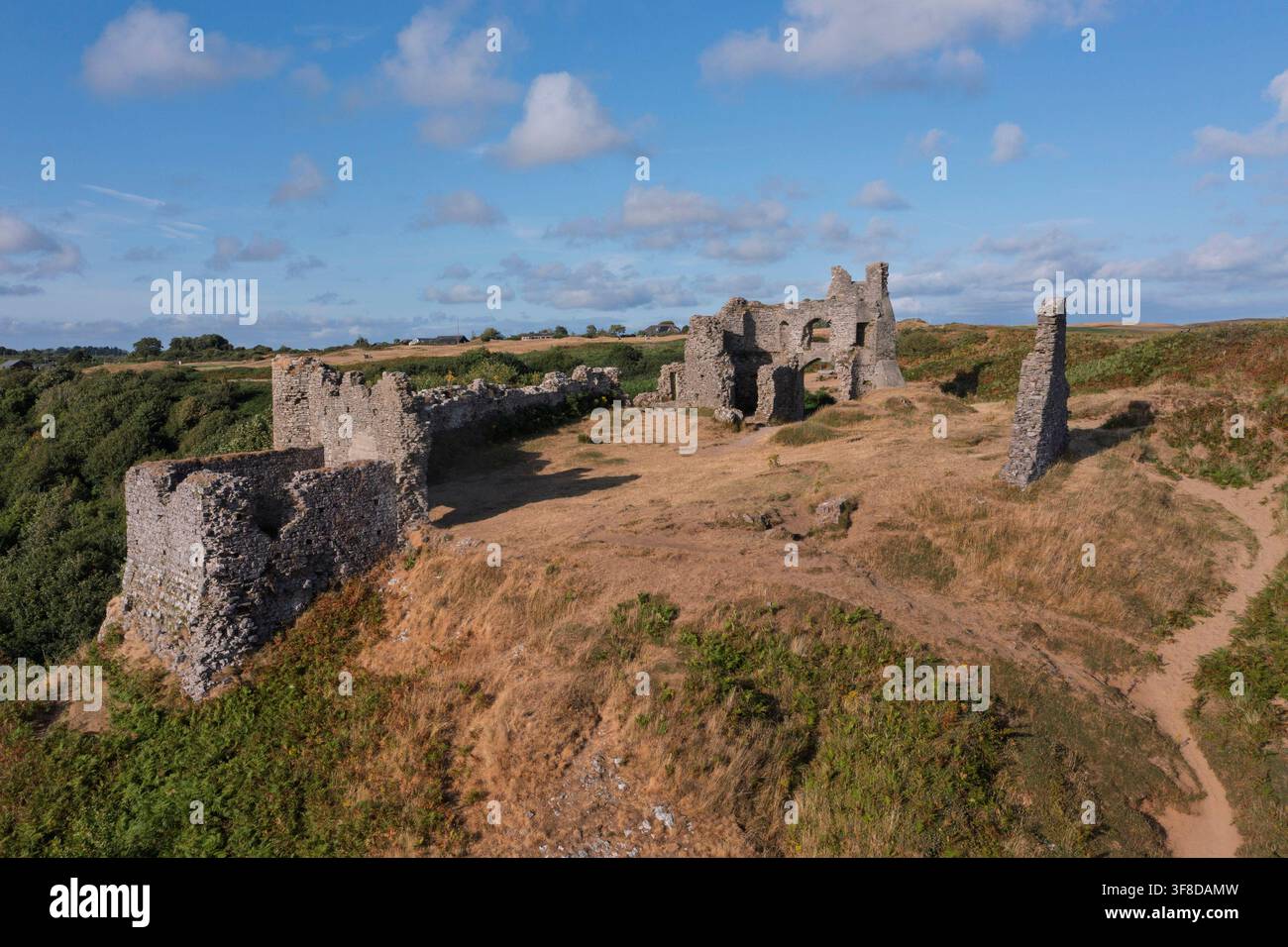 Il castello di Pennard sul Gower Coast Path è un percorso escursionistico panoramico di 38-46 miglia nel Galles del Sud che circonda la penisola di Gower – il primo design della Gran Bretagna Foto Stock