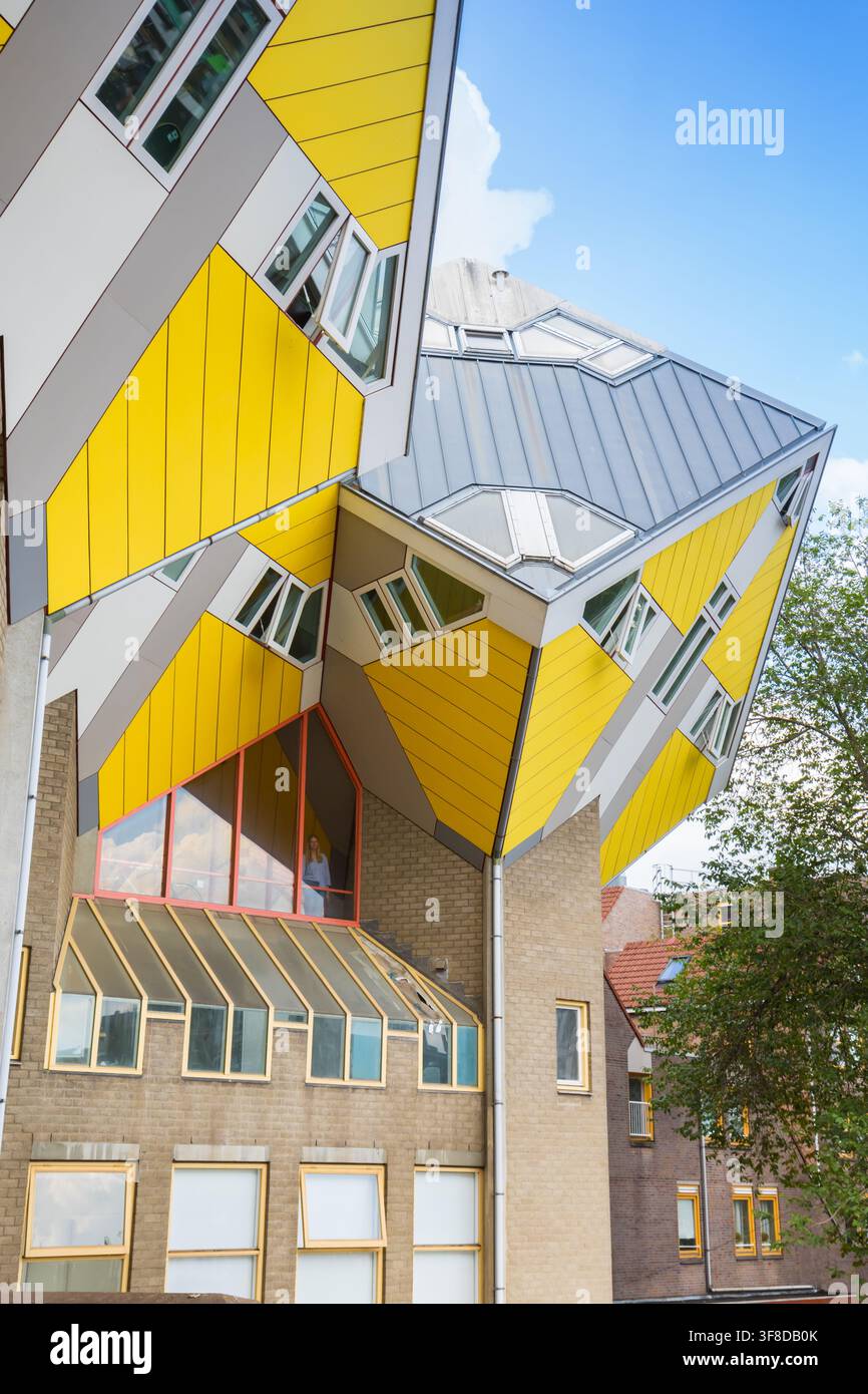 Forme geometriche architettoniche astratte costituiscono le iconiche case cubiche giallo brillante di Rotterdam, Paesi Bassi Foto Stock