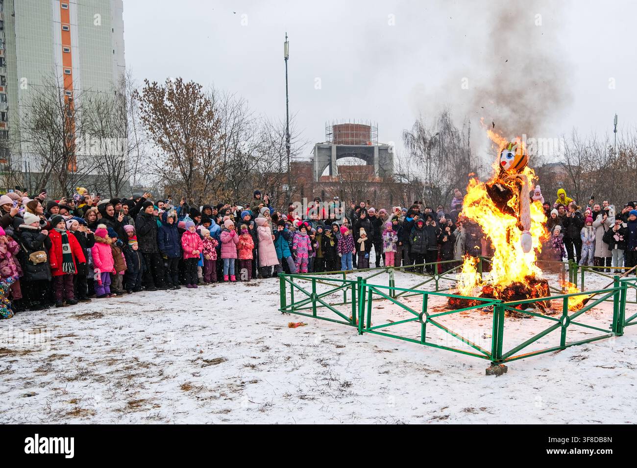 Mosca, Russia, 03.03.2025 Persone e bambini si sono radunati all'aperto per celebrare la Maslenitsa, una festa tradizionale slava. Bruciare un effigie di paglia per dire addio Foto Stock