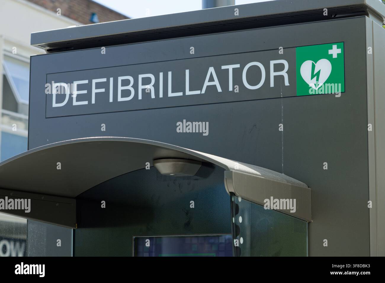 Defibrillatore in strada principale. Utilizzo gratuito di un defibrillatore pubblico da parte della popolazione in una situazione di emergenza. Foto Stock
