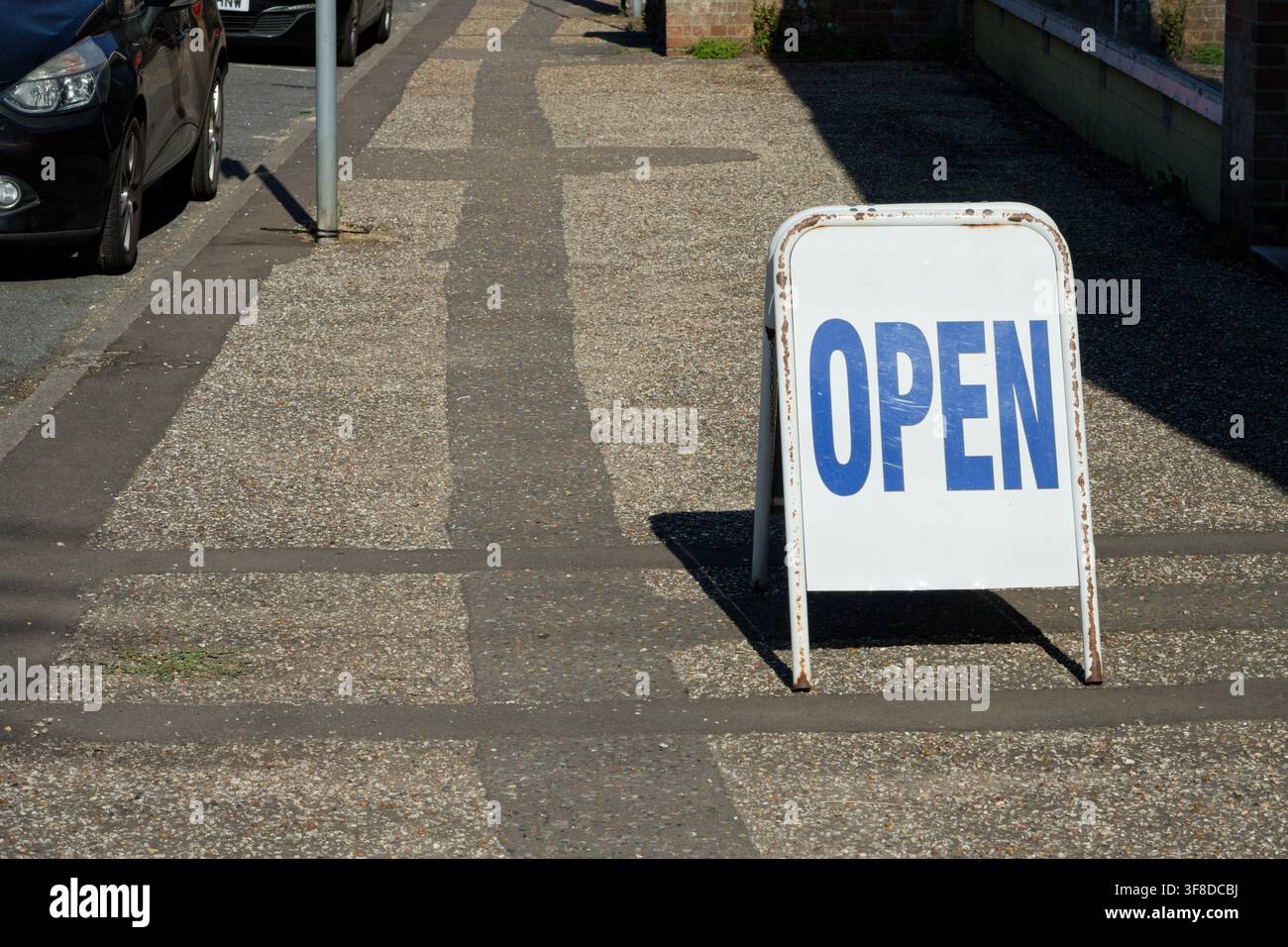 Insegna "aperto" per comunicare ai clienti di passaggio che questo negozio è aperto. Foto Stock