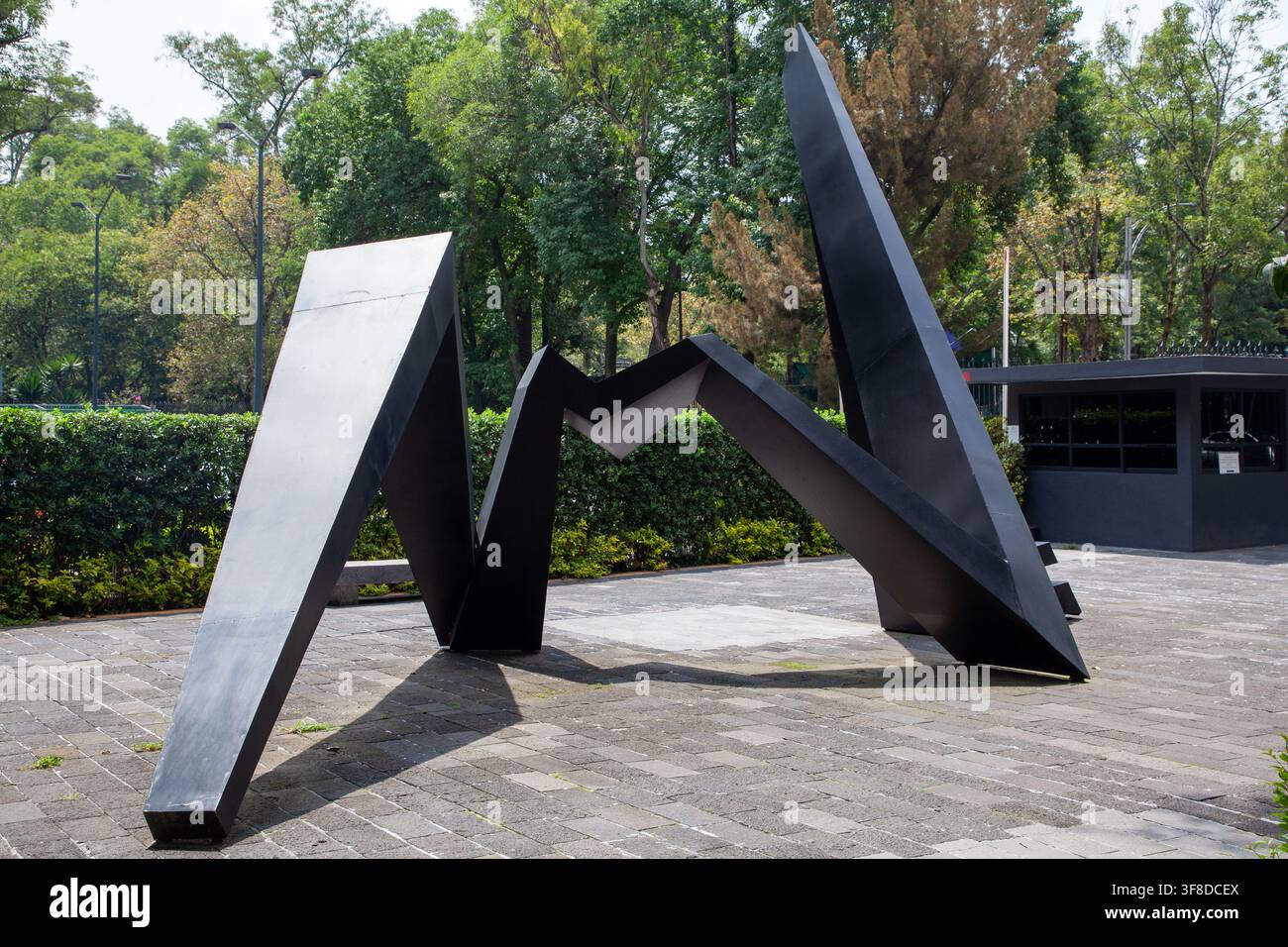 scultura metallica astratta "La serpiente del eco" (Il Serpente di El Eco) dell'artista germano-messicano Mathias Goeritz Foto Stock