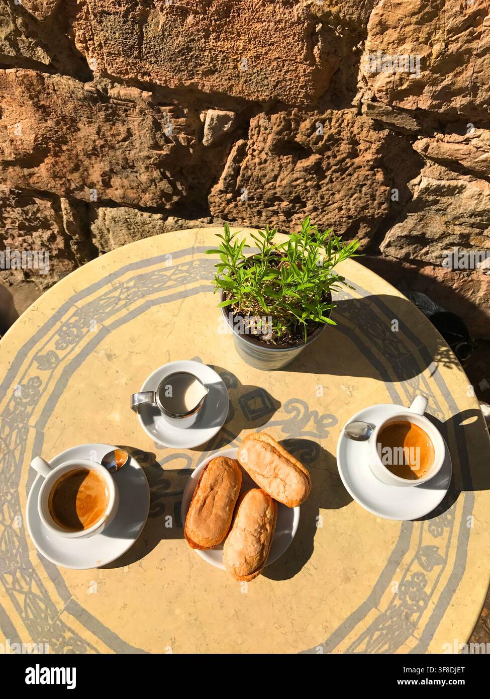 Due tazze di caffè con biscotti su una terrazza. Foto Stock