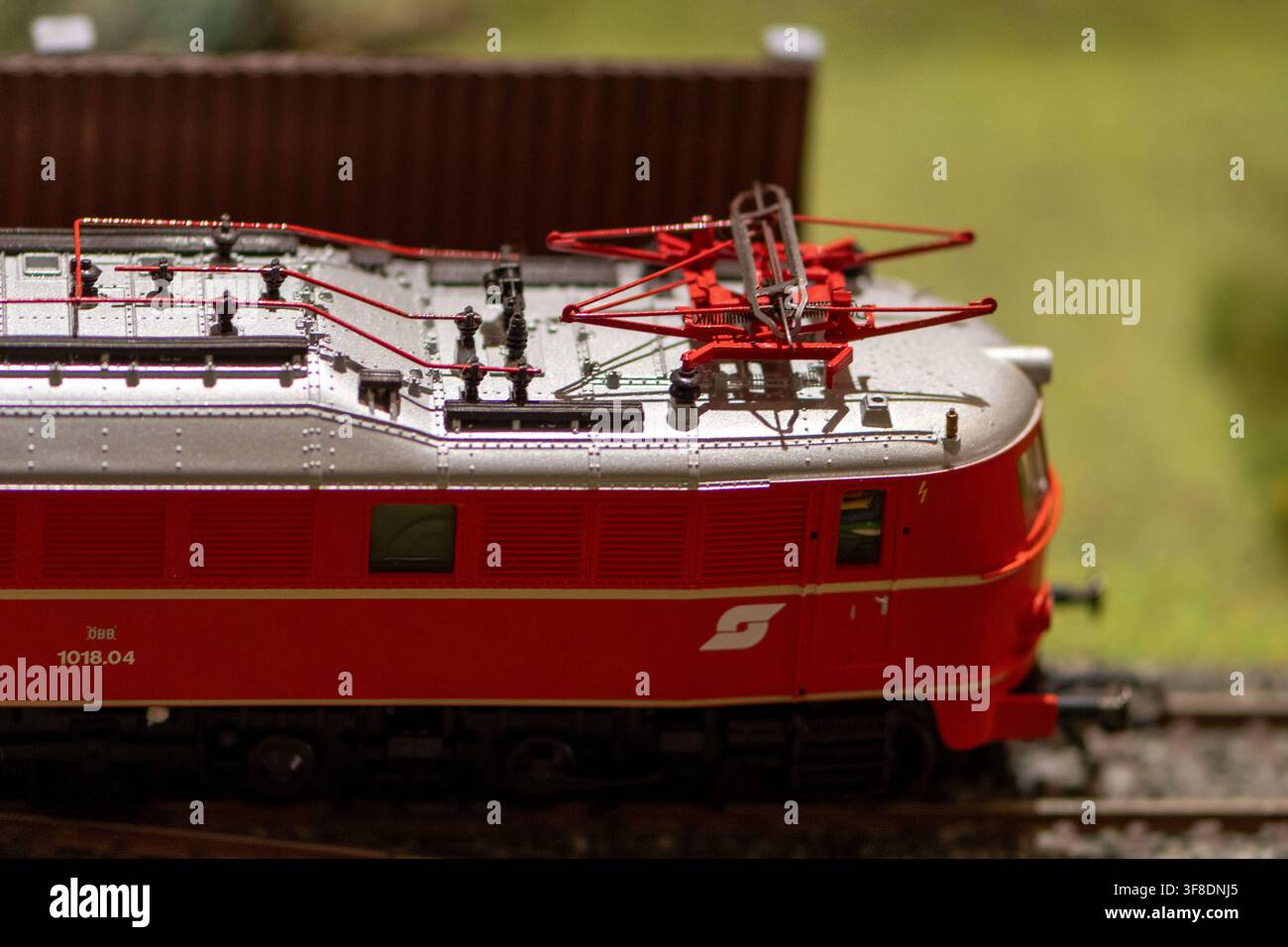 VIENNA, AUSTRIA, 26 novembre 2022: Una vista ravvicinata mostra una locomotiva elettrica rossa OBB 1018.04 modello con pantografo sul tetto dettagliato sulle rotaie. Foto Stock