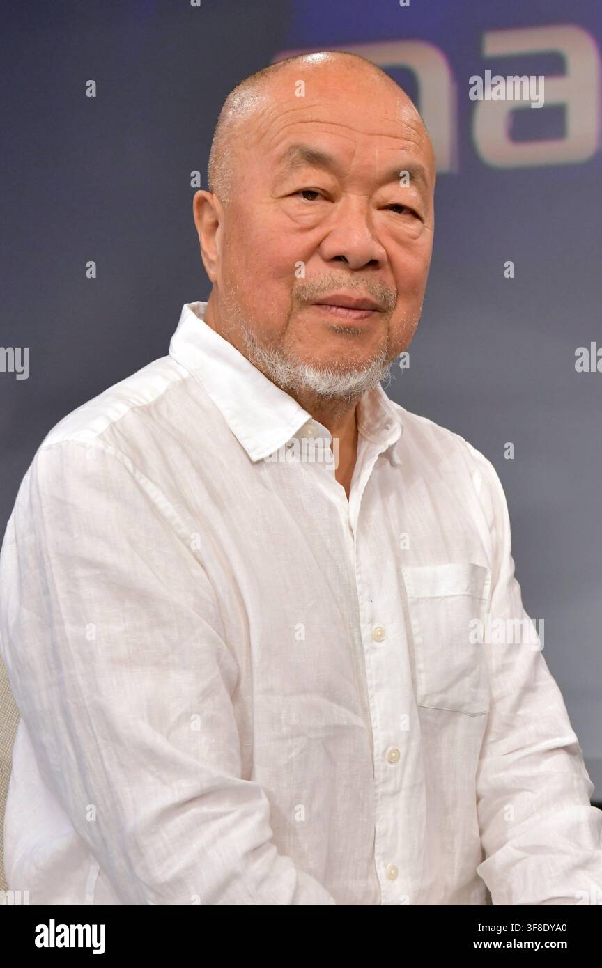 Ai Weiwei nel talk show ARD 'maischberger' nello studio di Berlino Adlershof. Berlino, 11.08.2026 Foto Stock