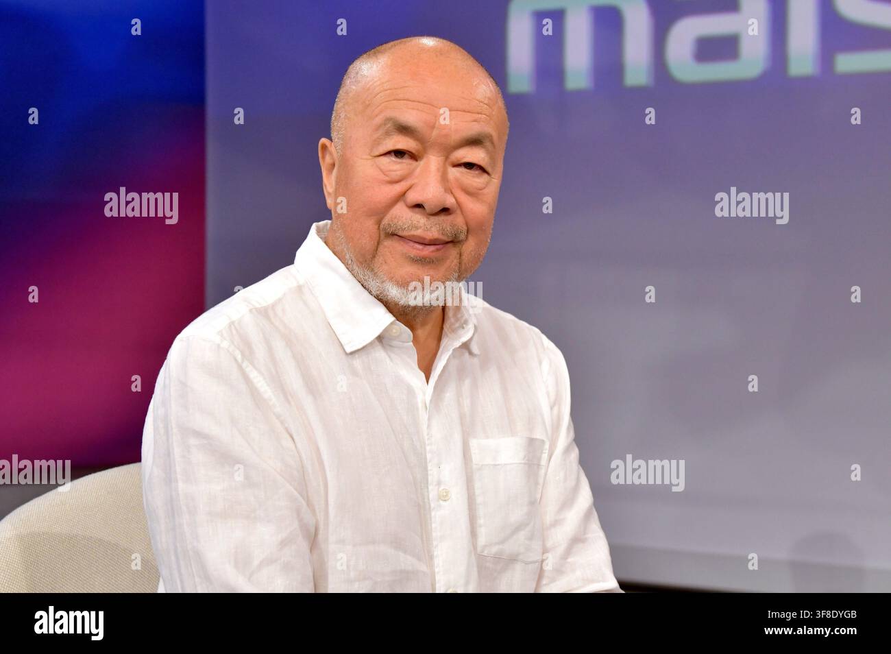 Ai Weiwei nel talk show ARD 'maischberger' nello studio di Adlershof a Berlino. Berlino, 08/11/2026 Foto Stock