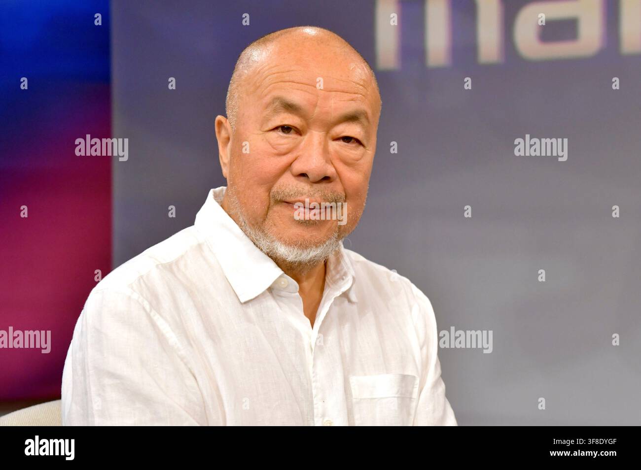 Ai Weiwei nel talk show della ARD 'maischberger' nello studio di Adlershof a Berlino. Berlino, 11.08.2026 Foto Stock