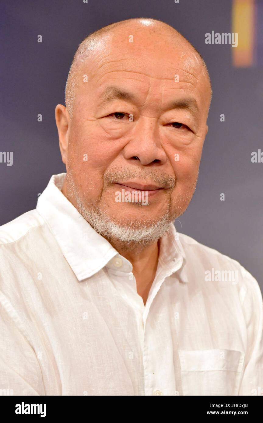 Ai Weiwei nel talk show ARD 'maischberger' nello studio di Berlino Adlershof. Berlino, 11.08.2026 Foto Stock