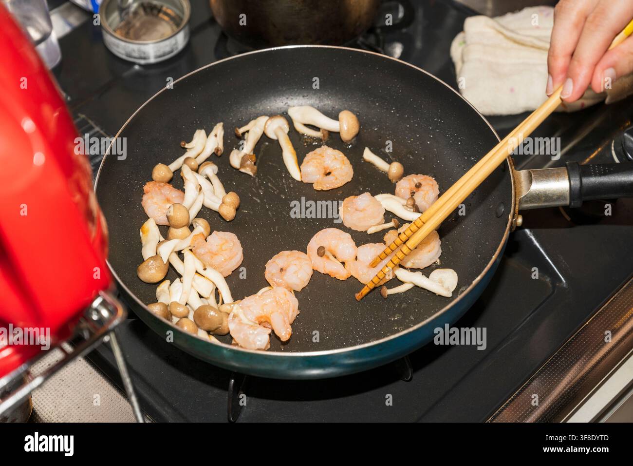 Cuocere gamberi e funghi in padella Foto Stock