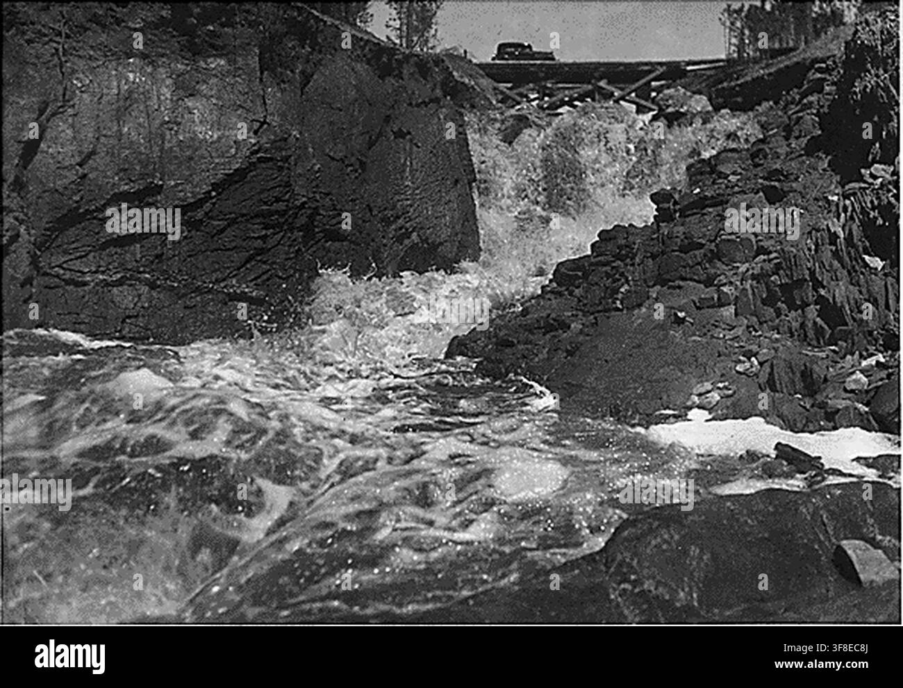 Un'auto che attraversa un ponte sopra una cascata, in una fotografia del 1940 dai Records del National Park Service. Foto Stock