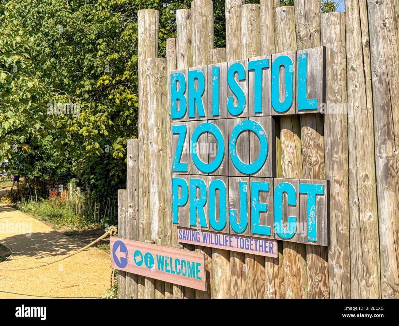 Bristol, Inghilterra, Regno Unito - 3 agosto 2026: Cartello all'ingresso del Bristol Zoo Project che si trova alla periferia della città di Bristol. Foto Stock